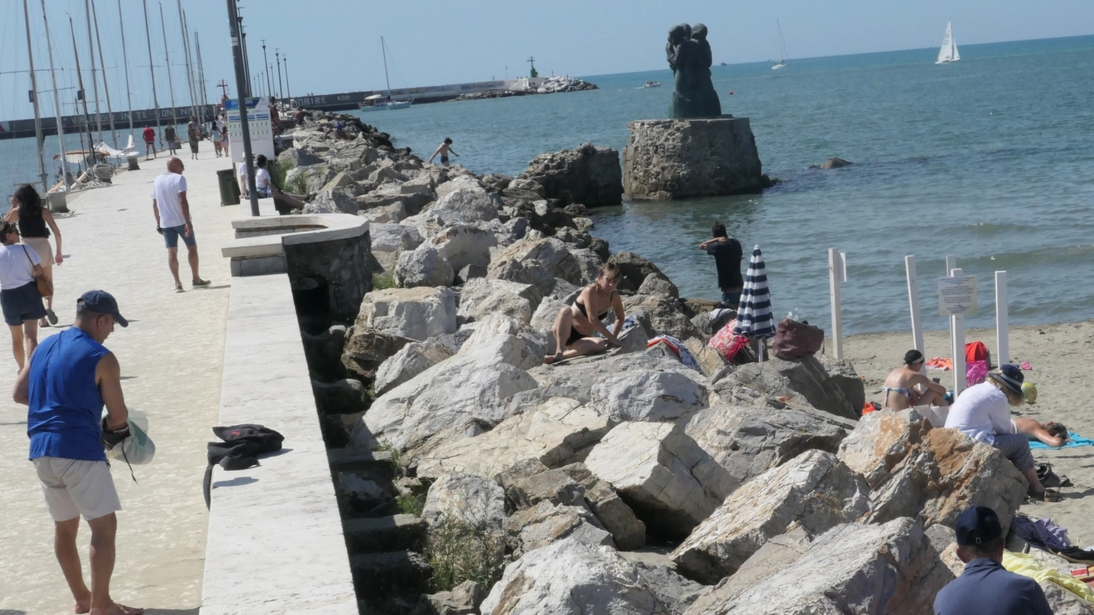 Viareggio, spiaggia lungo il molo. Non è ancora tempo di chiudere gli ombrelloni (foto Umicini) Viareggio, spiaggia lungo il molo. Non è ancora tempo di chiudere gli ombrelloni (foto Umicini)