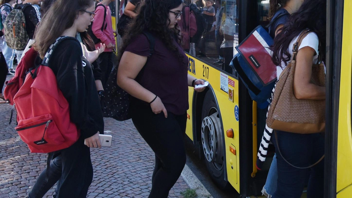 Trasporti, nuovi bus per pendolari e studenti Trasporti, nuovi bus per pendolari e studenti