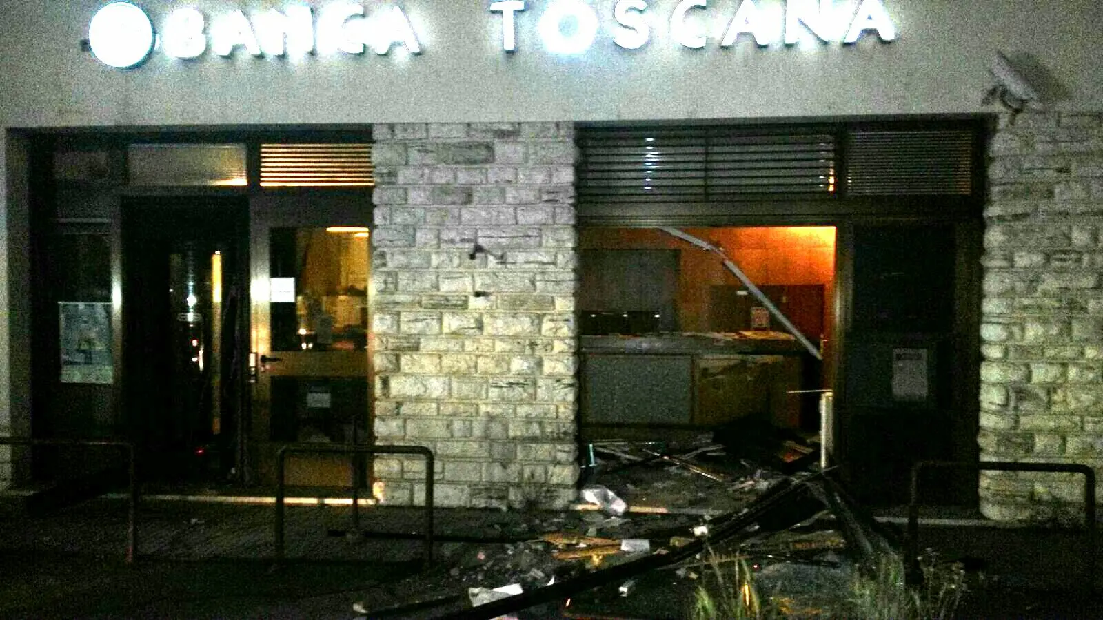 Sradicano il bancomat con l'auto, poi lo perdono per strada