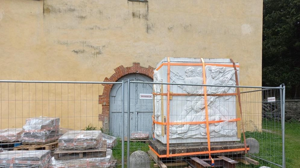 Il Monumento trasloca fuori dalle Scuderie Il Monumento trasloca fuori dalle Scuderie