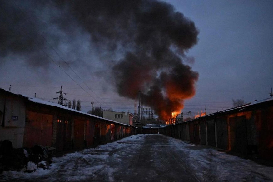 Infrastruttura a fuoco a Kiev dopo essere stata colpita dall'attacco di un drone (Ansa)