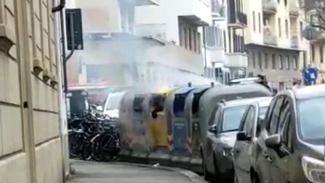 Cassonetti in fiamme in via Benedetto Marcello