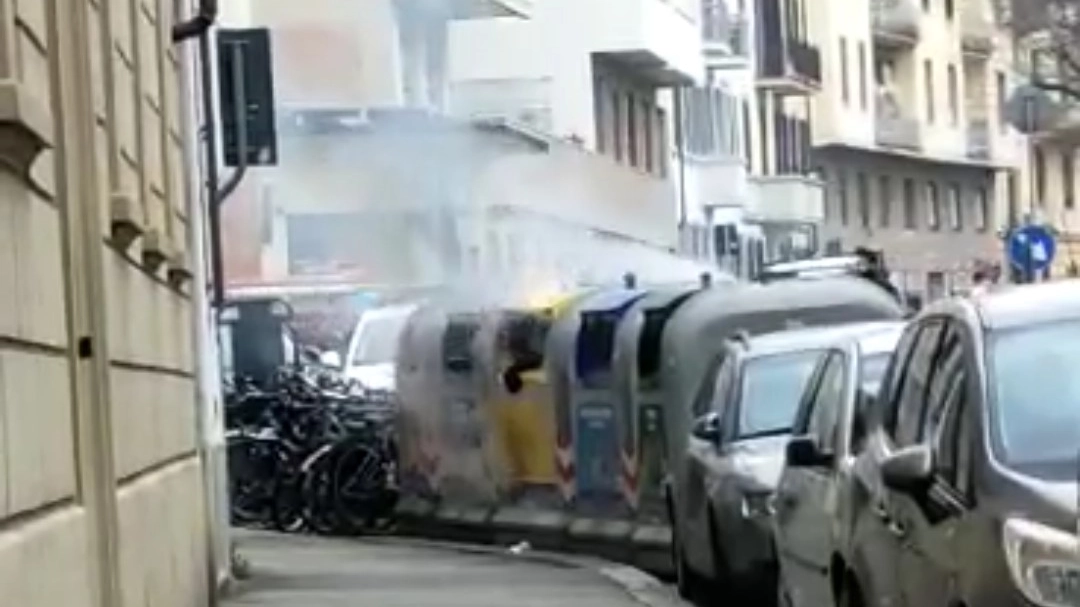 Cassonetti in fiamme in via Benedetto Marcello Cassonetti in fiamme in via Benedetto Marcello