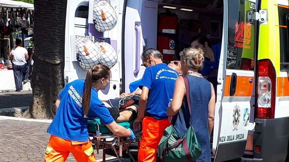 Soccorso: il trasferimento del comandante del traghetto sull’ambulanza alla Morin