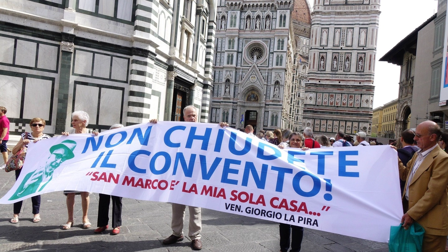Un momento della manifestazione contro la chiusura del convento di San Marco