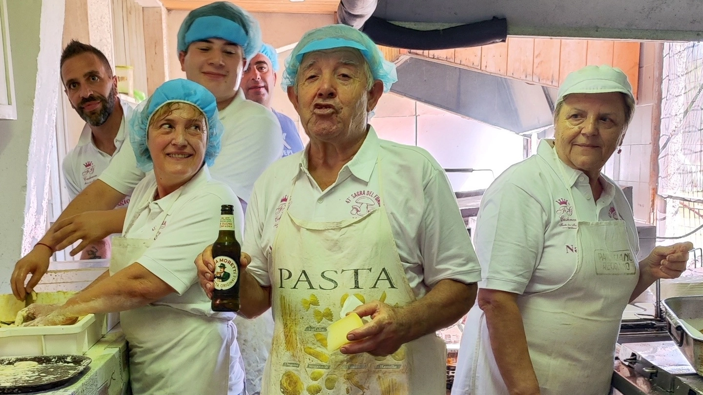 I volontari nella cucina della Sagra del fungo che continuerà per due week-end I volontari nella cucina della Sagra del fungo che continuerà per due week-end