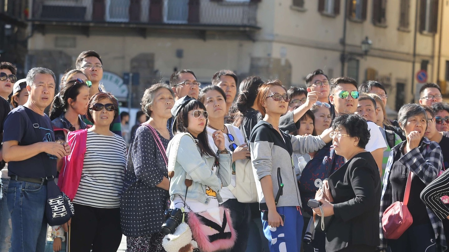 Un gruppo di turisti davanti alla facciata della basilica di Santa Croce