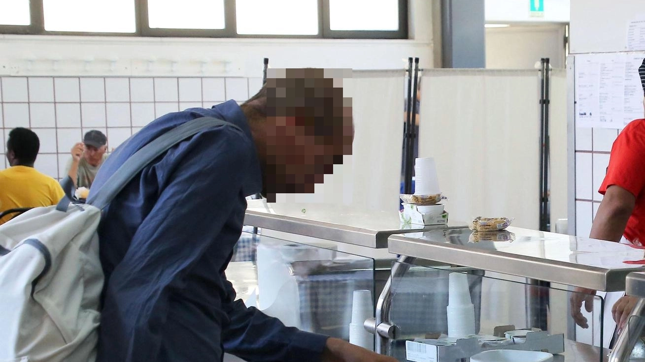 In fila alla mensa della Caritas  Ivan, Hassan e tutti gli altri  "Dormiamo dentro un cartone"