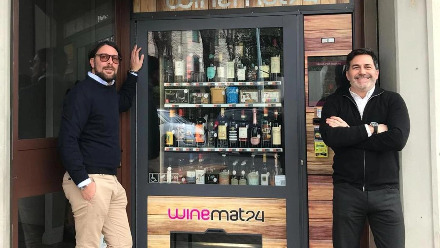 Gli imprenditori pratesi Filippo Motta e Lorenzo Bigagli accanto al primo distributore di bottiglie di vino