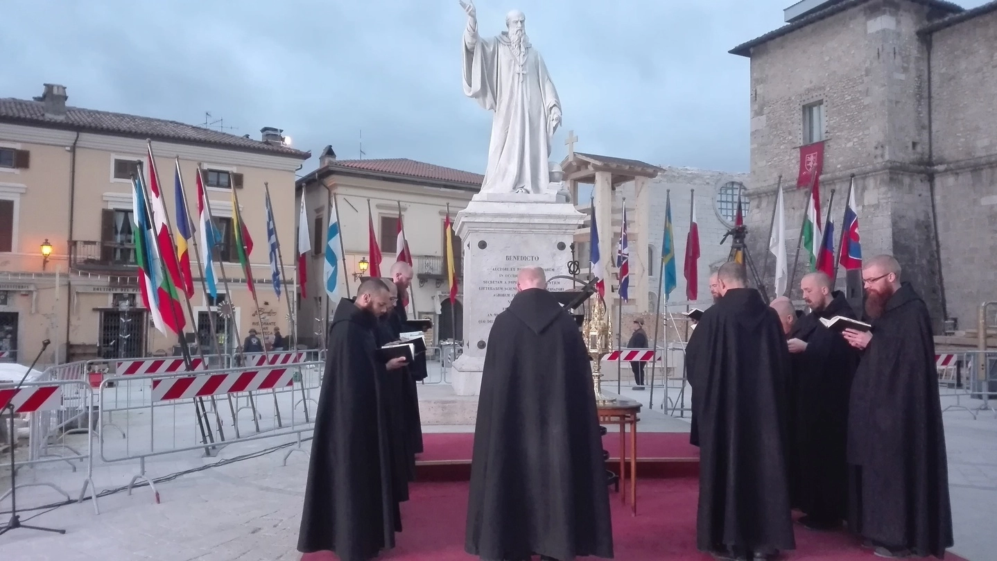 I monaci intonano il canto dei Vespri in piazza a Norcia