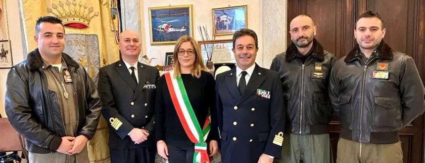 L'applauso della città di Sarzana all'equipaggio della Guardia Costiera
