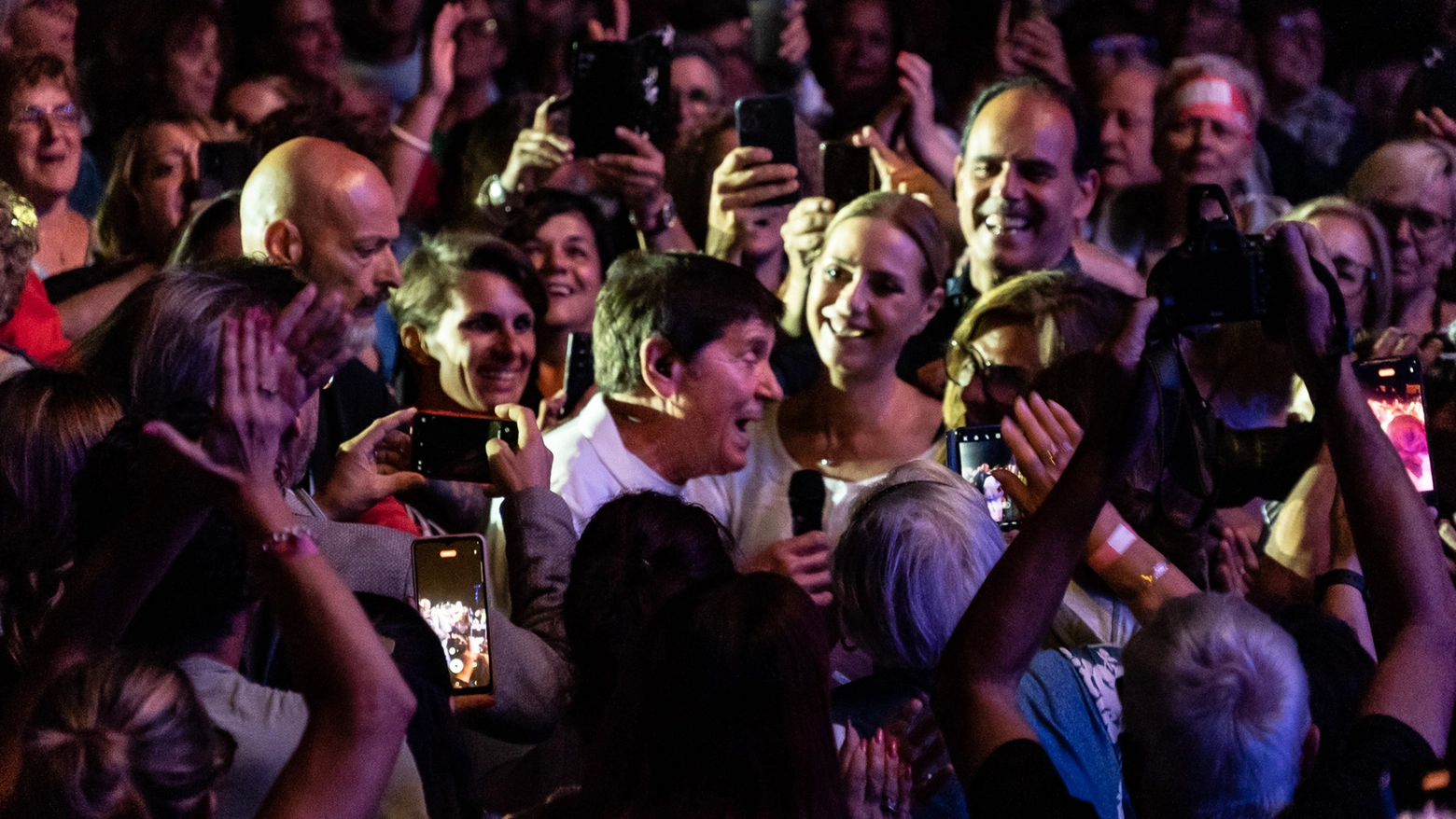 Bagno di folla per Gianni Morandi in concerto alla Fortezza di Mont’Alfonso a Castelnuovo di Garfagnana