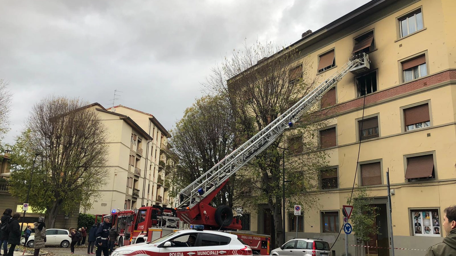 Incendio in viale Giannotti (foto di Niccolò Casalsoli)