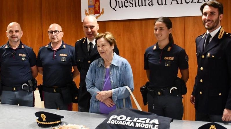 Traditi da una fede di nozze Anziana derubata in casa ma in un controllo spunta l’anello col suo nome: Olga Traditi da una fede di nozze Anziana derubata in casa ma in un controllo spunta l’anello col suo nome: Olga