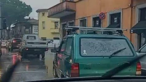 Traffico letteralmente paralizzato ieri nell’orario di ingresso delle scuole e dell’apertura degli uffici pubblici: "Più di mezz’ora per fare 500 metri, auto, bus e navette ferme. Sotto accusa anche il ‘tempismo’ dei lavori in via Bonanno .