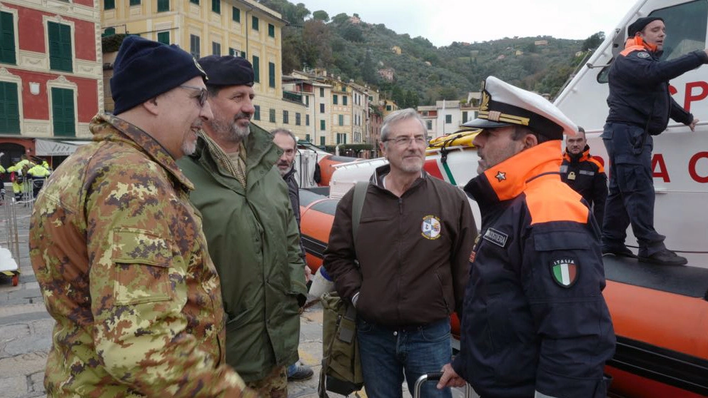 Paolo Bassignani nella piazzetta di Portofino insieme a personale della Capitaneria e al comandante di Marifari (foto di Elisabetta Cesari)