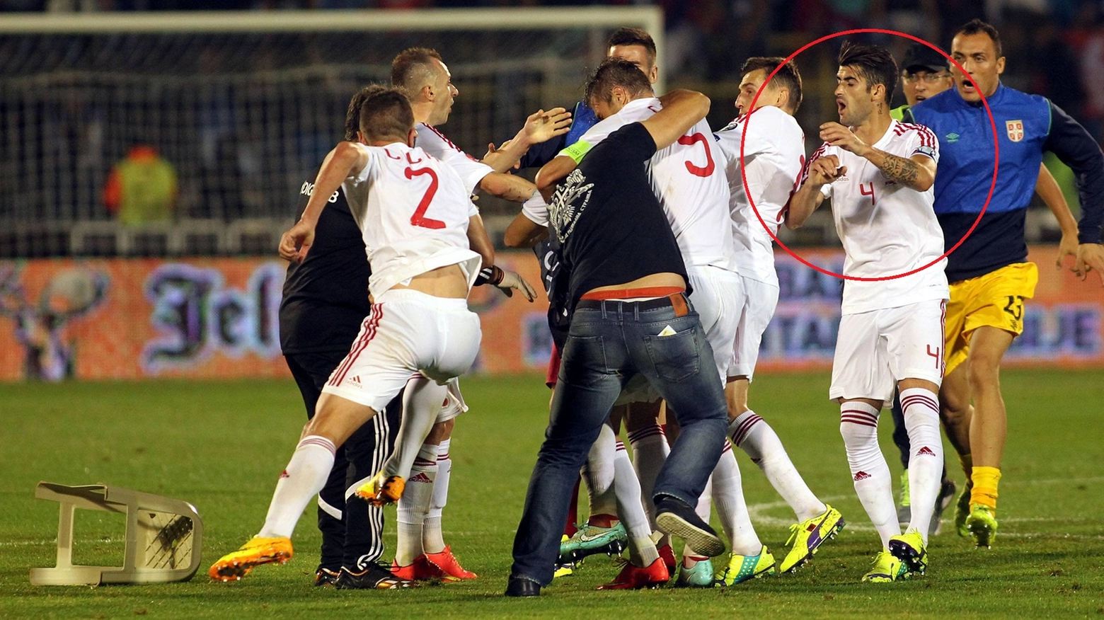 Hysaj (Empoli) durante l'aggressione da parte dei tifosi serbi