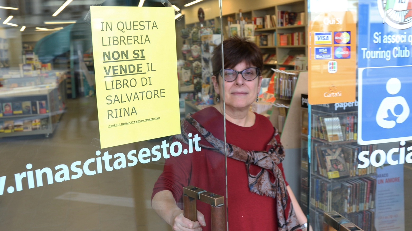 La libreria Rinascita col cartello affisso (Germogli)