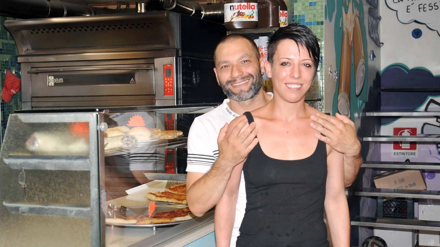 MANO TESA  Mario ed Elena titolari di «Tuttapizza» che hanno voluto portare ad Arezzo il caffè sospeso