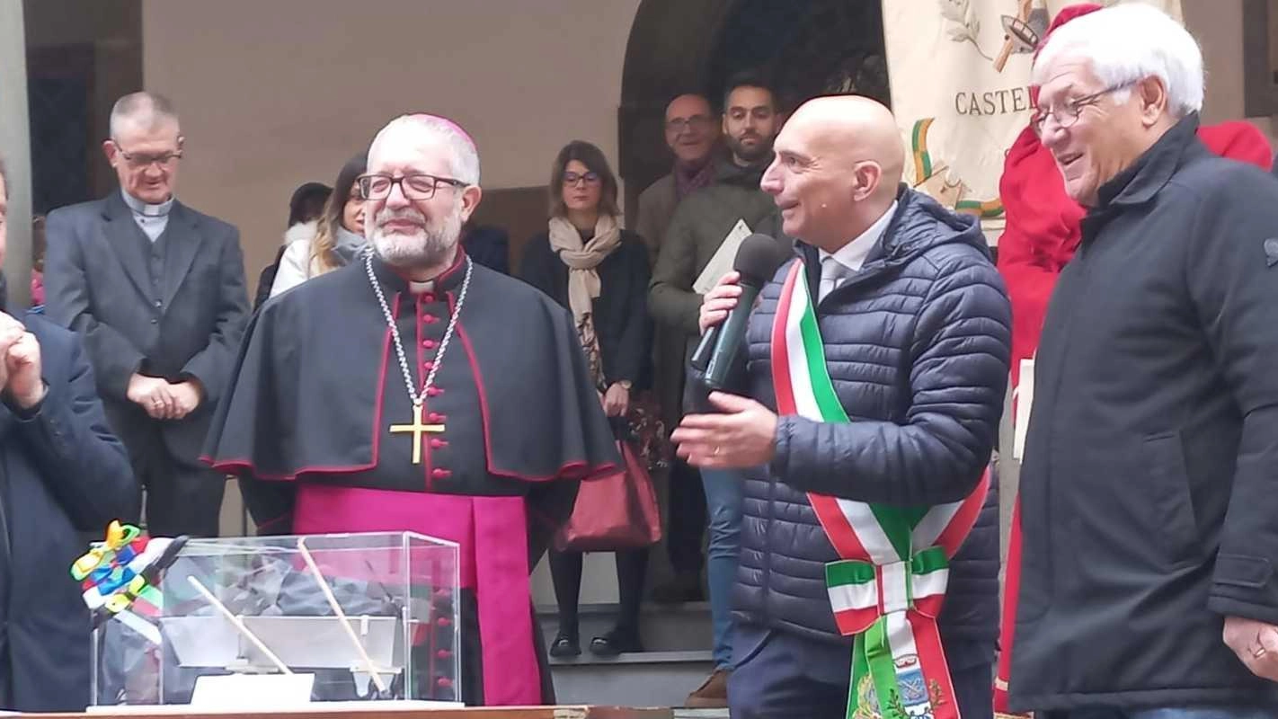 Barchini, le contrade giurano. Accoglienza del vescovo Paccosi Barchini, le contrade giurano. Accoglienza del vescovo Paccosi