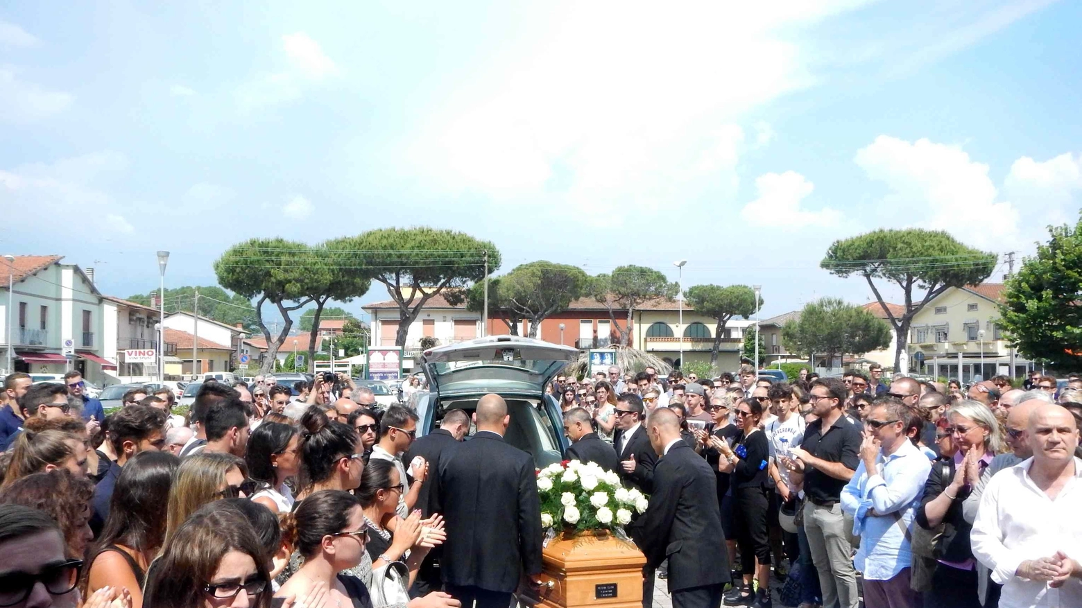 Folla commossa al funerale di Elisa (foto Umicini)