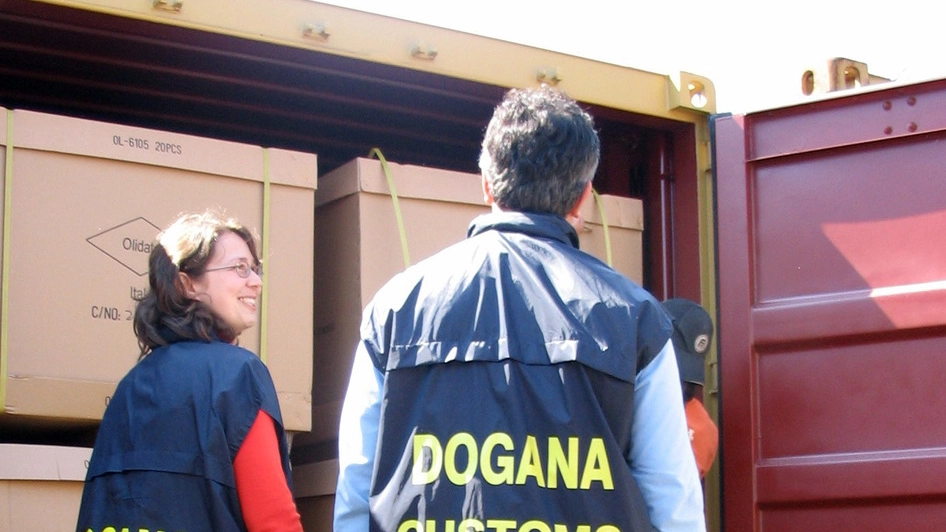 Funzionari dell’Ufficio delle Dogane (foto di archivio)