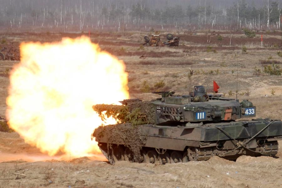 Un carro armato Leopard in azione durante un'eserciazione in Lettonia nel marzo 2021