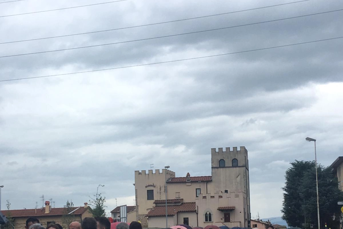 Caos in via delle badie per la lunga fila di rumeni in attesa di votare