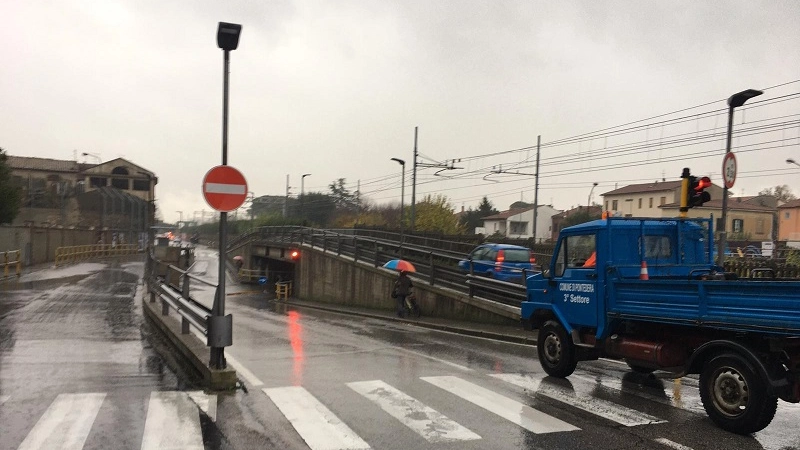 Il sottopasso di via Roma a Pontedera chiuso dalla protezione civile