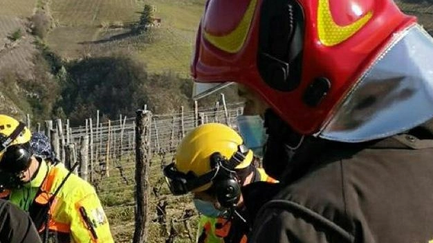 Esce di strada con l’auto  Donna incastrata: grave