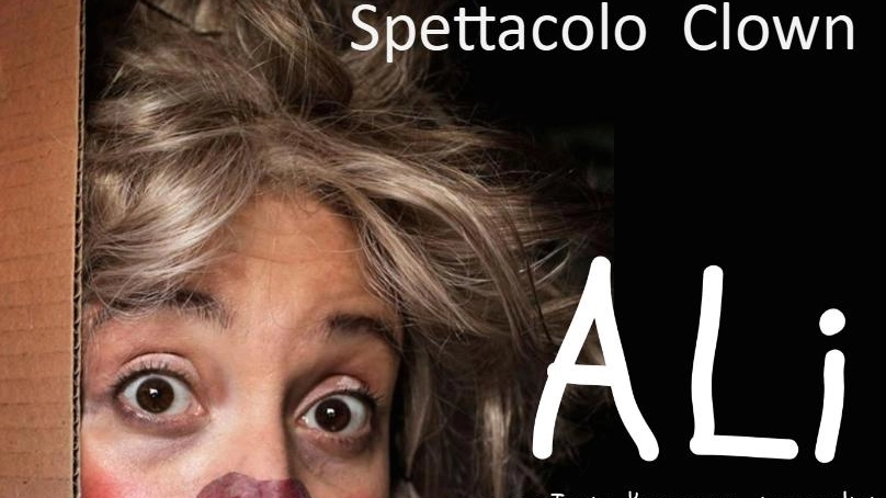 Clown in scena in piazza con "Alì" Clown in scena in piazza con "Alì"
