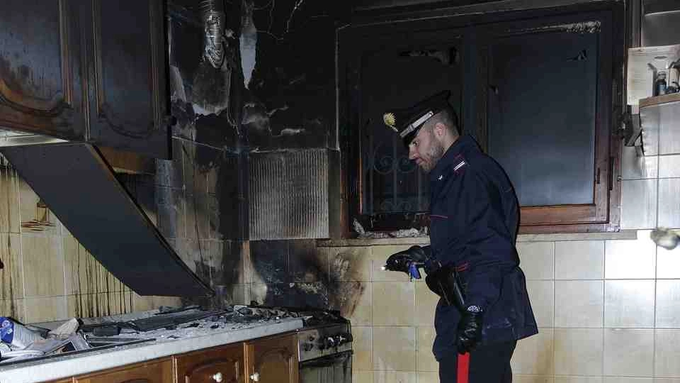 La cucina distrutta dall'incendio (foto Umicini)