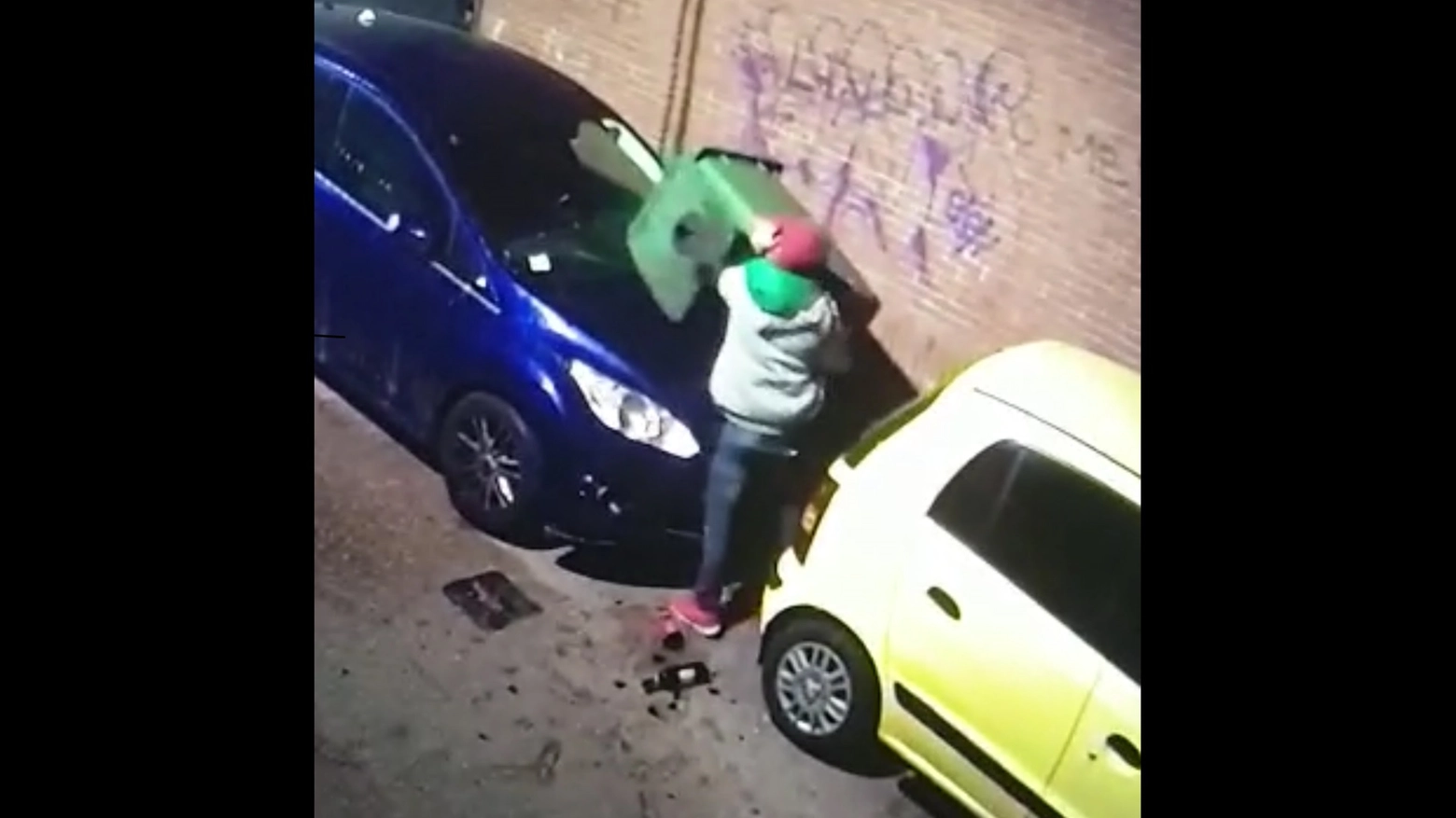 Un fermo immagine del video che riprende l’atto vandalico