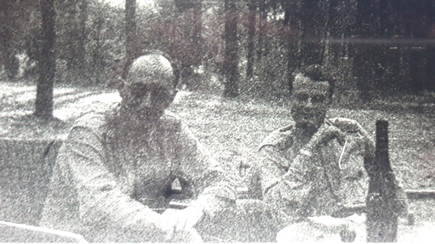 L’ufficiale nazista Walter Reder seduto ad un tavolo con Karl Gesele, altro famigerato boia nazista, nell’estate del 1944 a Isola di Ortonovo