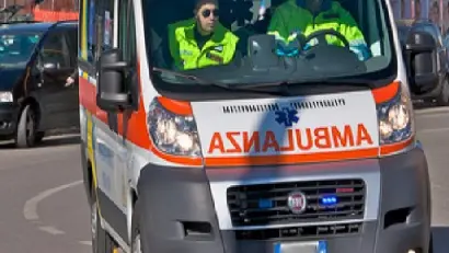 Un'ambulanza (foto di repertorio) Un'ambulanza (foto di repertorio)