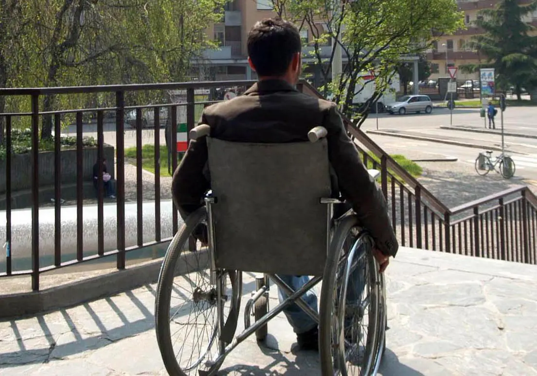 "Le prime barriere? Nella sede dei vigili": un disabile e i gradini alla polizia locale