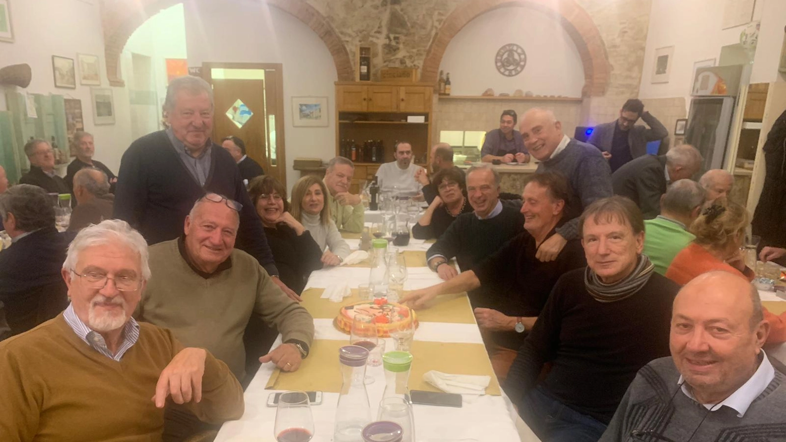 In un locale di Poggibonsi si sono ritrovati un gruppo gli alunni della classe quinta A 1972-1973. .