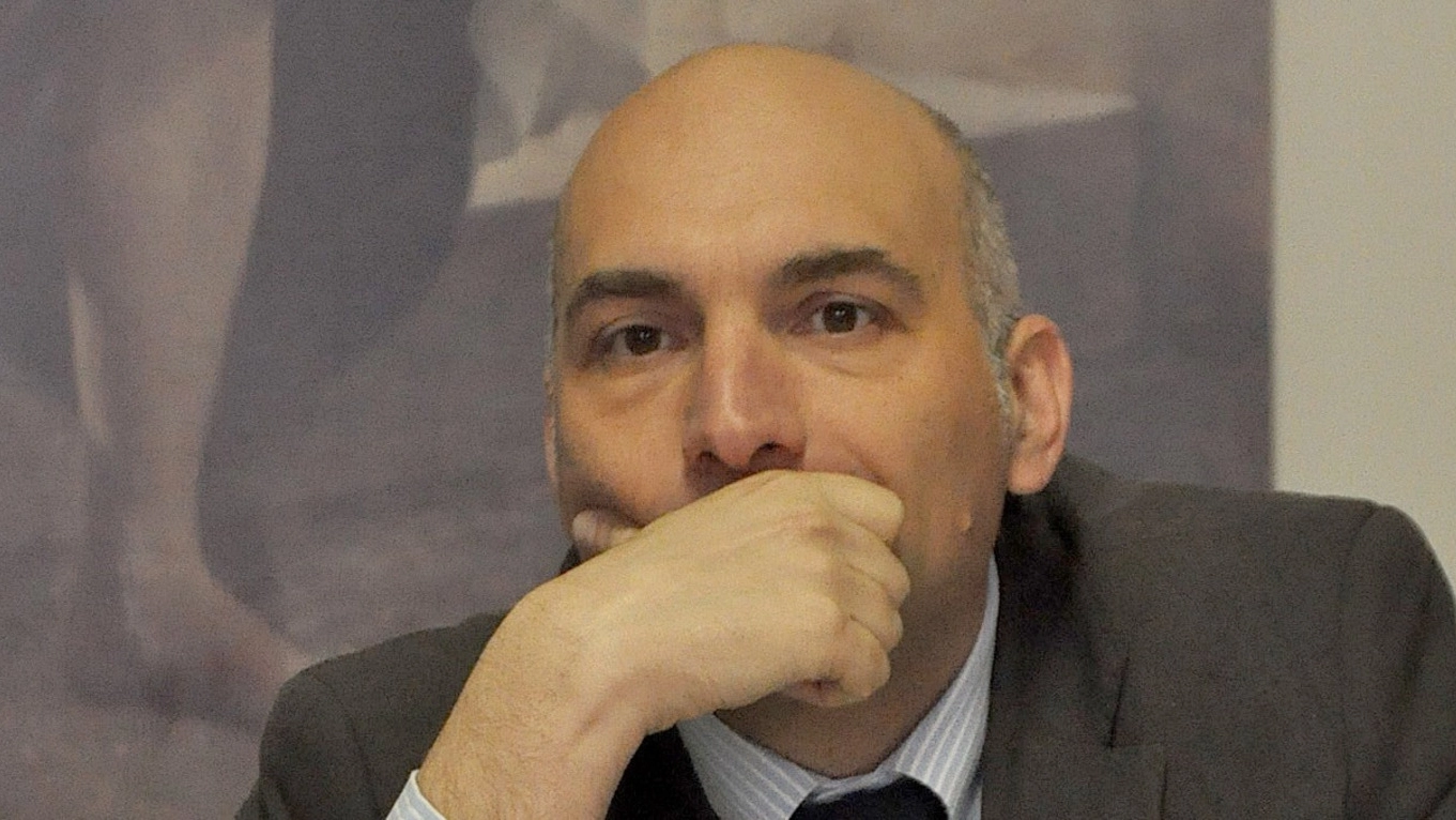 Anche il sindaco Gabriele Toti è preoccupato per il futuro della piscina