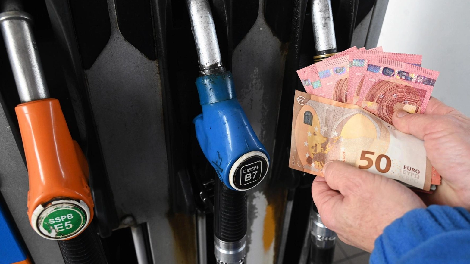 Benzina, altalena prezzi. Città sul podio delle più care Benzina, altalena prezzi. Città sul podio delle più care