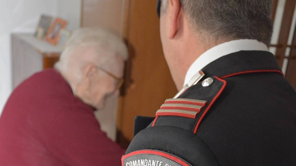 L’anziana donna, resasi corto del furto ai suoi danni, ha immediatamente telefonato ai carabinieri