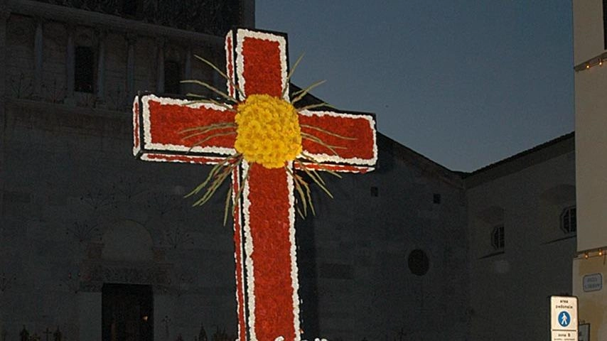 

"Cinquemila fiori a Lucca per vestire la Croce Processionale"