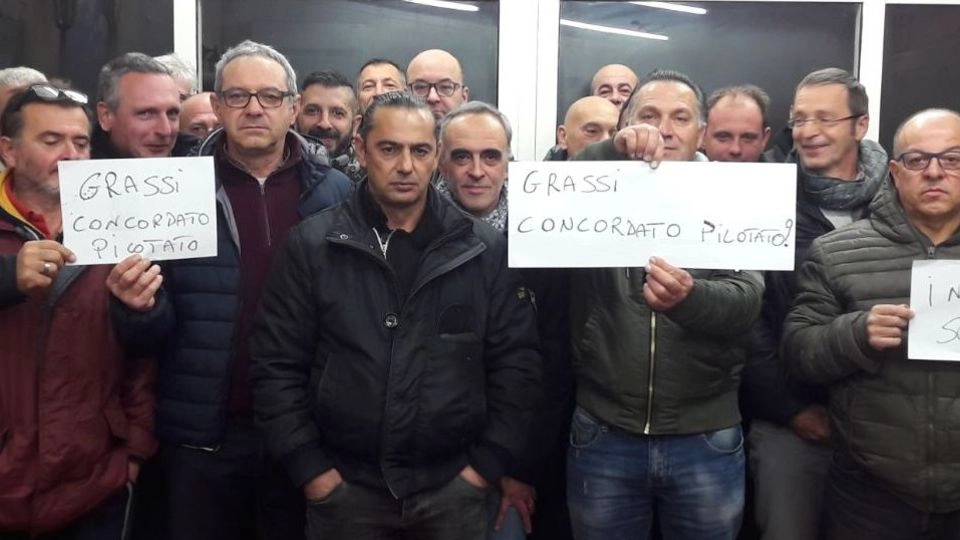 Un gruppo di lavoratori della ditta Grassi, assai critici contro il concordato che li riguarda