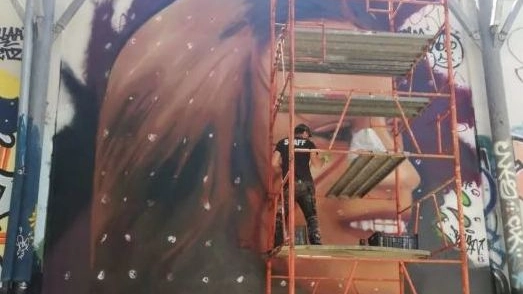Lo street artist Jorit sta dipingendo un murales a Roma decicato a Luana (fanpage.it)