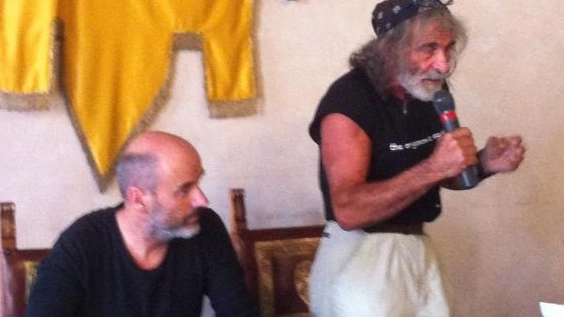 Mauro Corona (a destra) con Federico Pagliai. In alto il pubblico all’incontro con lo scrittore a Cutigliano 