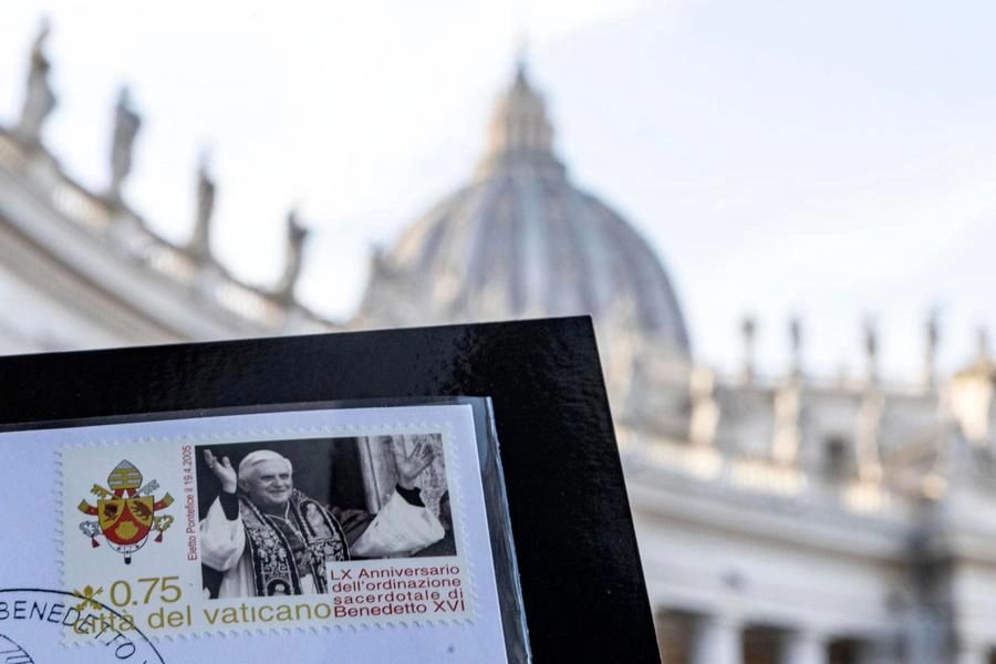 Emesso dalle poste Vaticane il nuovo francobollo in ricordo di Benedetto XVI