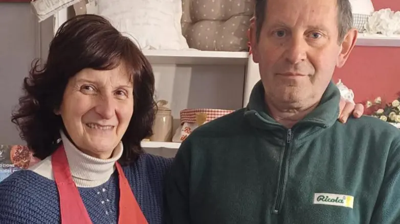 "L’angolo sfizioso" festeggia trent’anni di attività con una targa "L’angolo sfizioso" festeggia trent’anni di attività con una targa