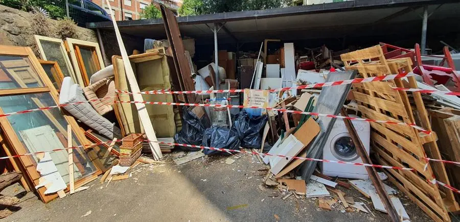Accumula rifiuti sotto la tettoia di un piazzale condominiale, denunciato
