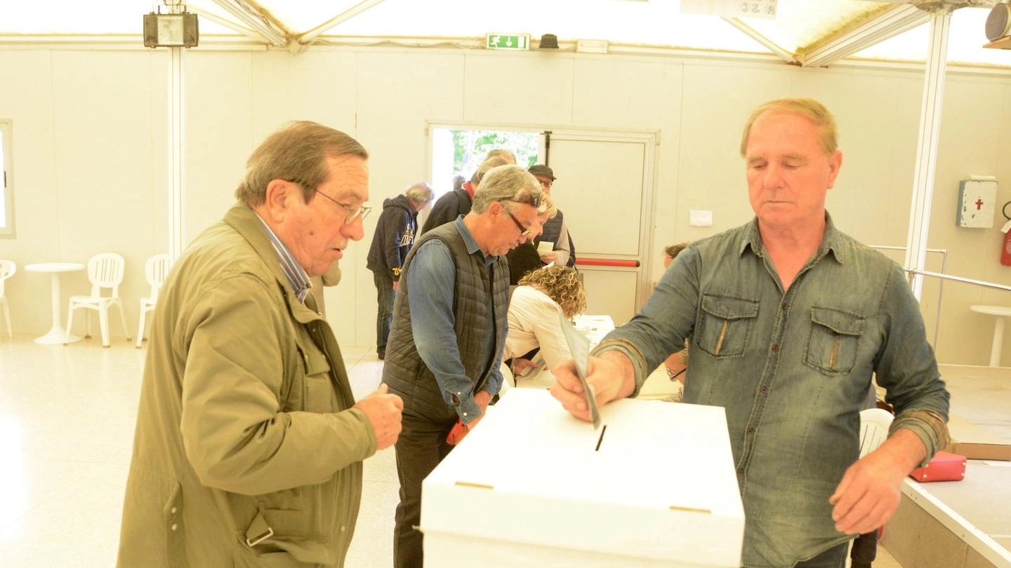 Al voto per le primarie Pd (foto Aprili) Al voto per le primarie Pd (foto Aprili)