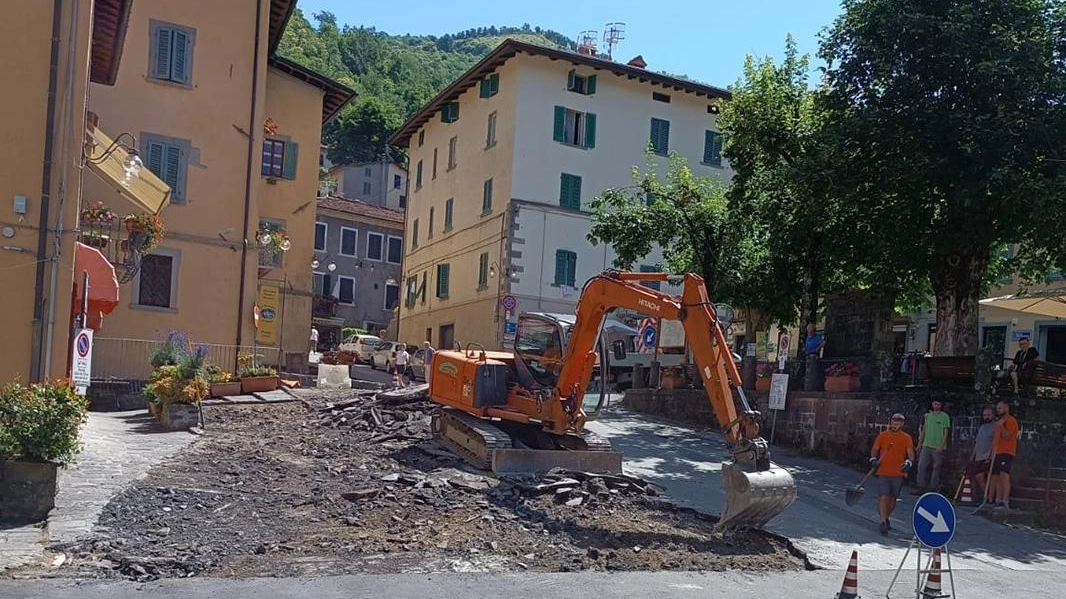 Asfalto in piazza. Ed è polemica "Non era un lavoro da fare a luglio" Asfalto in piazza. Ed è polemica "Non era un lavoro da fare a luglio"