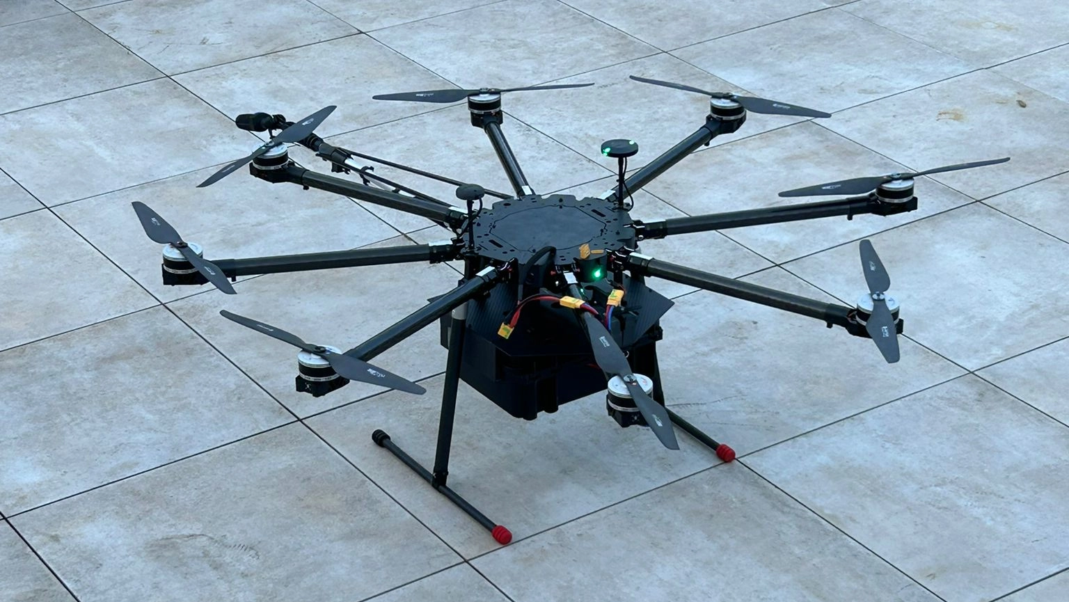 Una lunga esperienza alle spalle e grande attenzione alle nuove tecnologie: ecco il drone per fare lavaggi in quota e piccole demolizioni
